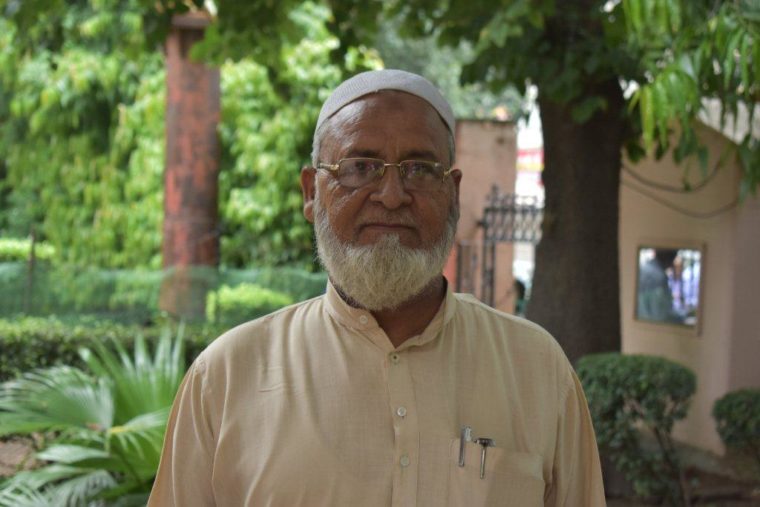 Indian man receives cataract surgery