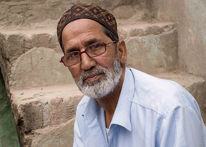 Portrait of a senior man, wearing eyeglasses, looking at the camera