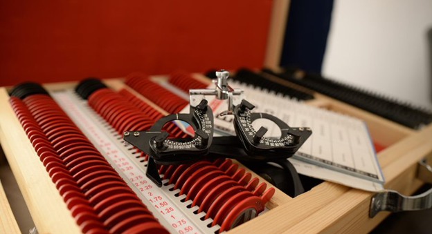 Trial lens set with adjustable frame